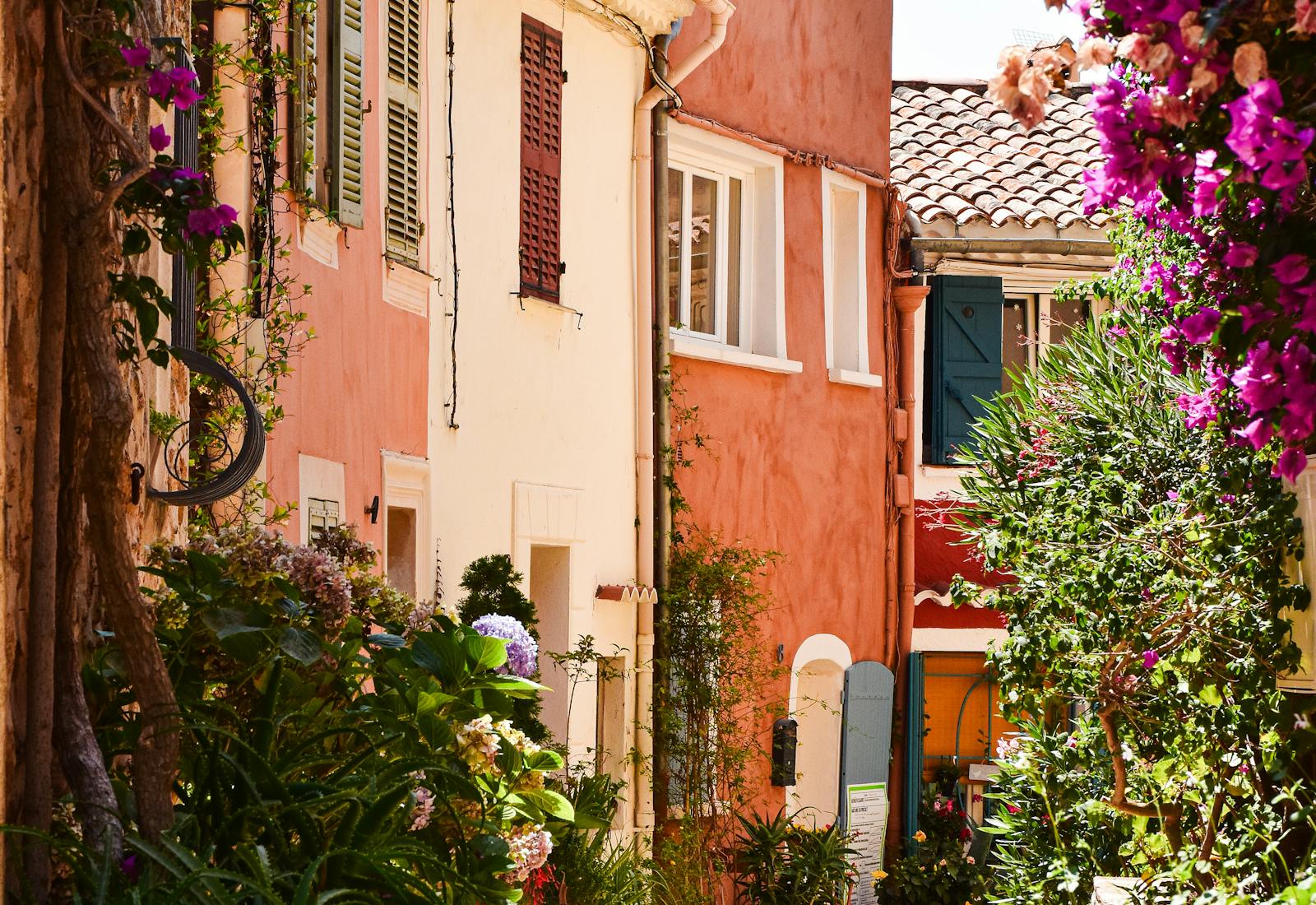 Façades ocres du vieux Hyères