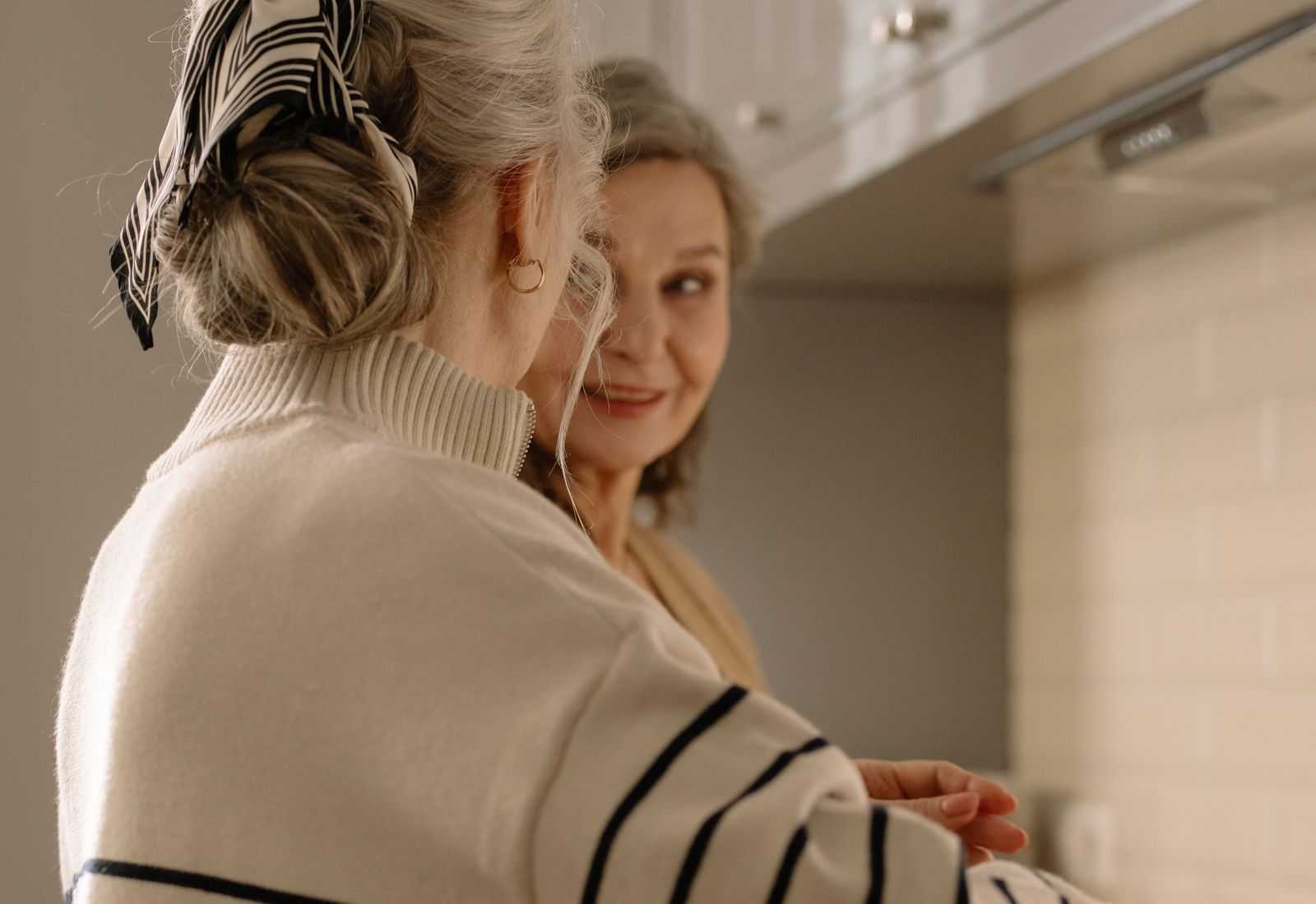 Deux cuisinières en service, ambiance maison