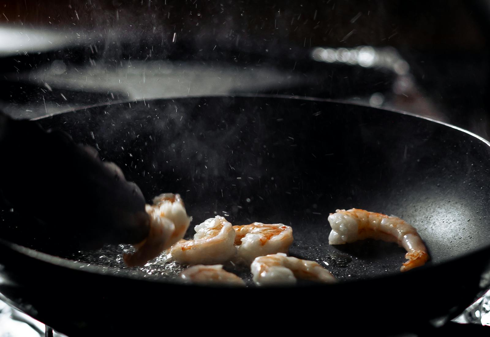 Crevettes flambées en salle